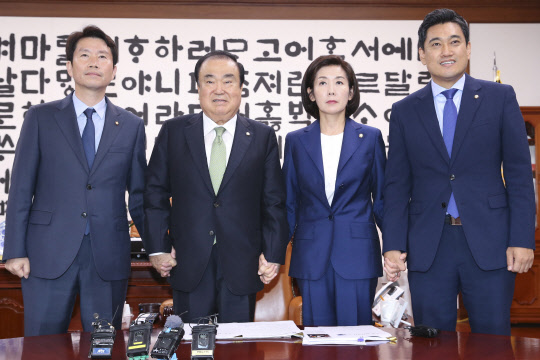 문희상 국회의장과 여야 교섭단체 원내대표들이 18일 국회 의장실에서 회동 전 기념촬영을 하고 있다. 왼쪽부터 이인영 민주당 원내대표, 문 의장, 나경원 한국당 원내대표, 오신환 바른미래당 원내대표. 연합뉴스
